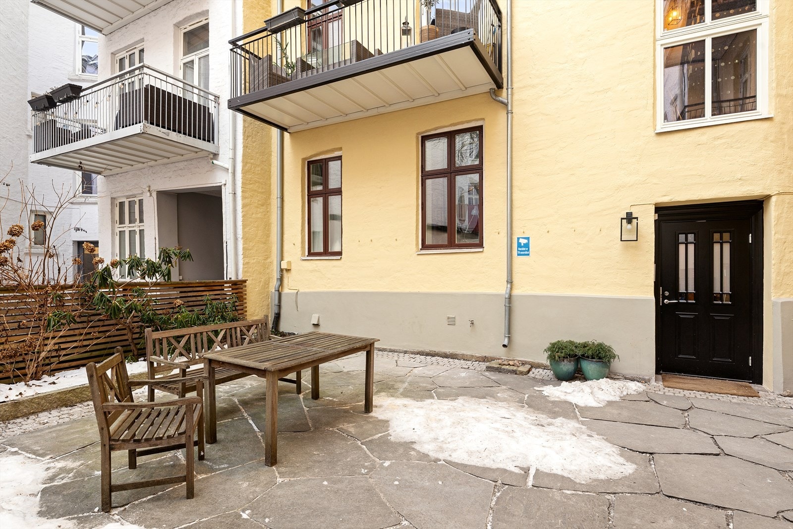 Pent vedlikeholdt bakgård med store hyggelige sittegrupper- perfekt på sommerhalvåret som samlingspunkt! Galleribilde