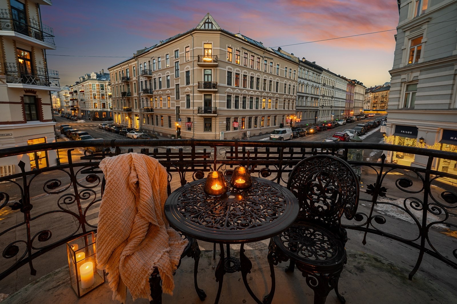 Balkongen er et flott uterom og naturlig forlengelse av stuen, perfekt for både morgenkaffen eller et glass vin på ettermiddagen/kvelden. Galleribilde