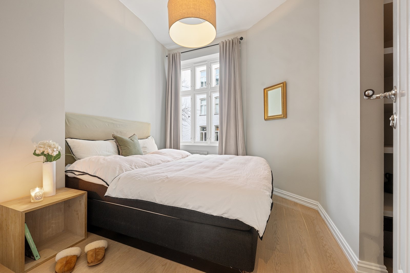 Hovedsoverommet er romslig med god plass til dobbeltseng, nattbord og øvrig møblement. Galleribilde