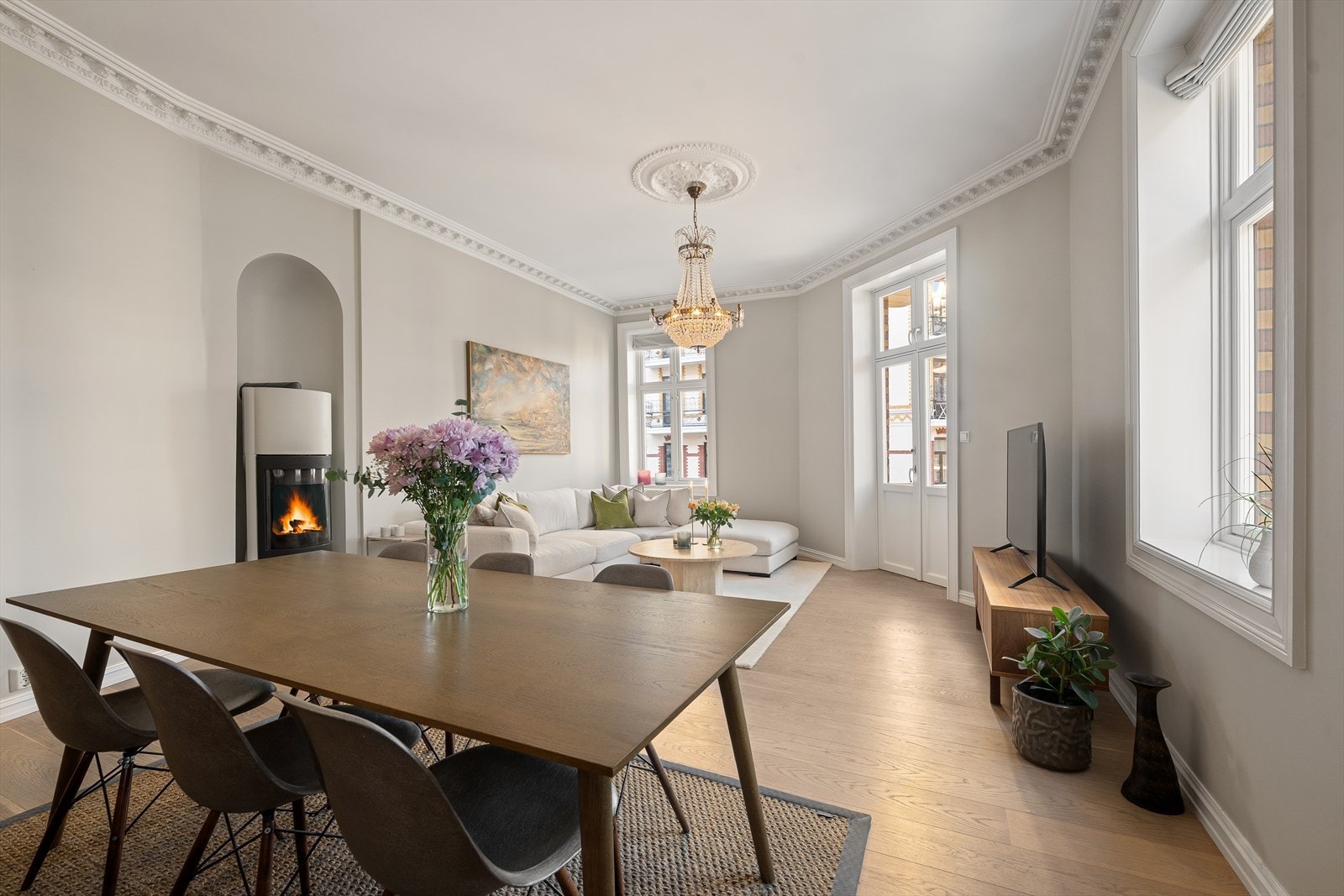 Det er meget gode lysforhold i leiligheten og har fint utsyn nedover Gimleveien. Galleribilde