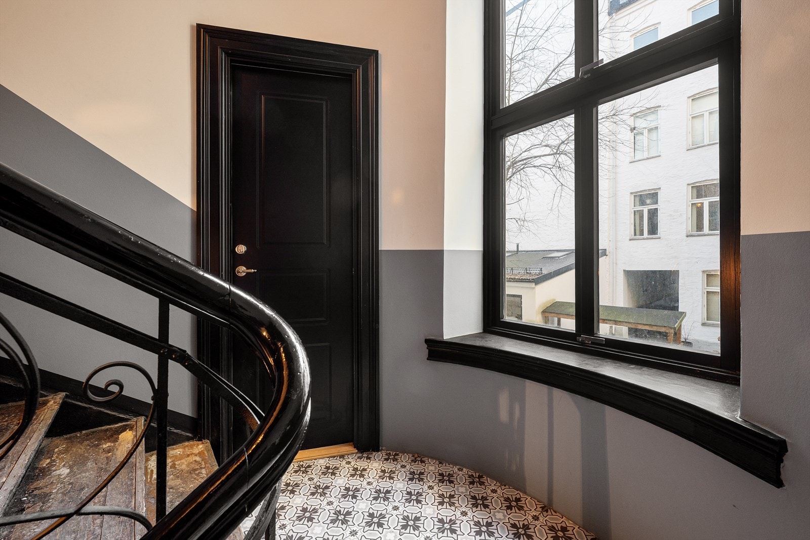 Leiligheten disponerer to eksterne boder som gir gode oppbevaringsmuligheter. Én bod er plassert i felles trappegang og én bod i kjeller som gir rikelig med lagringsplass og egner seg godt til lagring av sesongutstyr, sportsutstyr og øvrige eiendeler. Galleribilde