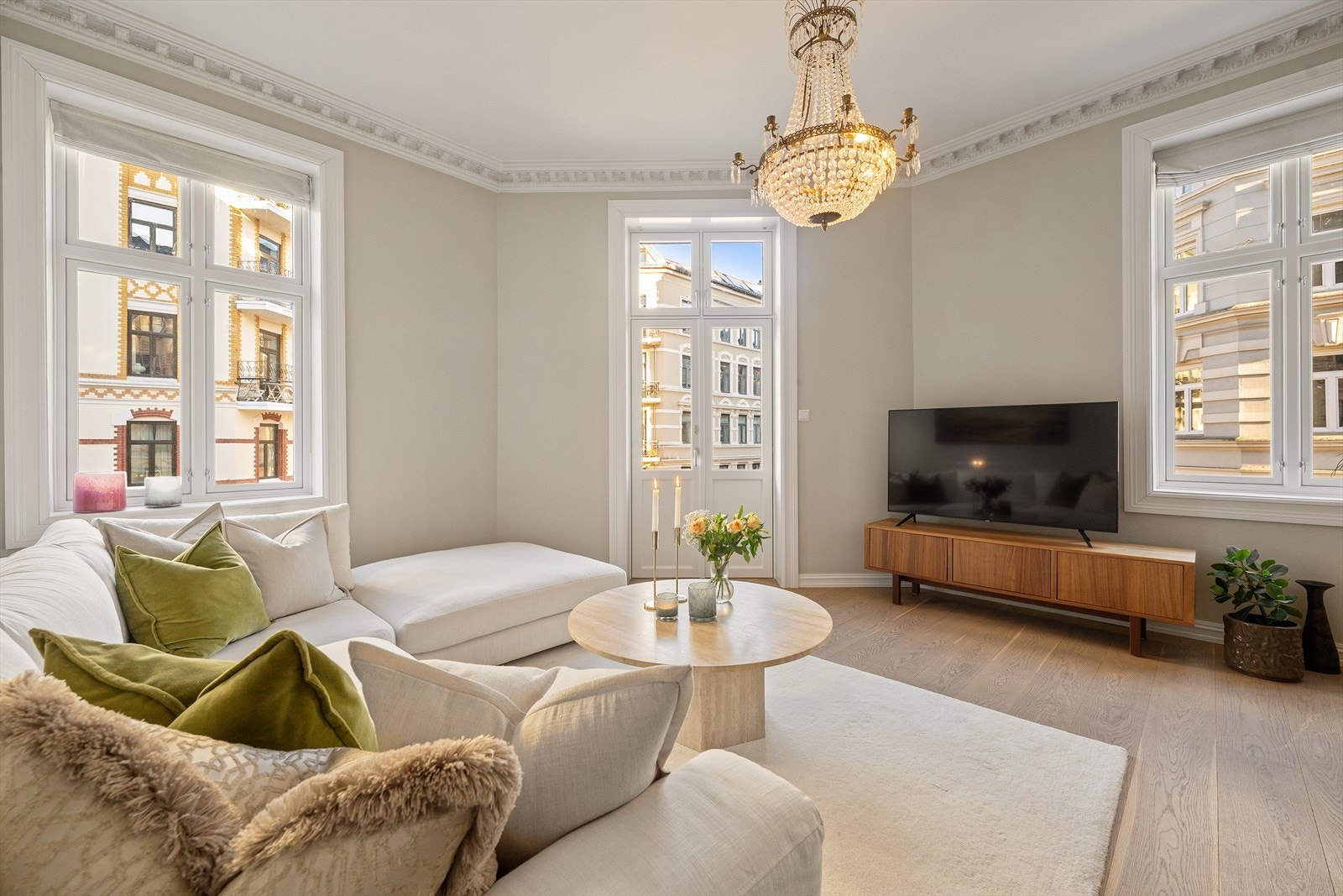 Gulvet er belagt med enstavs eikeparkett som gir et varmt uttrykk, med lysmalte overflater og nye vinduer. Galleribilde