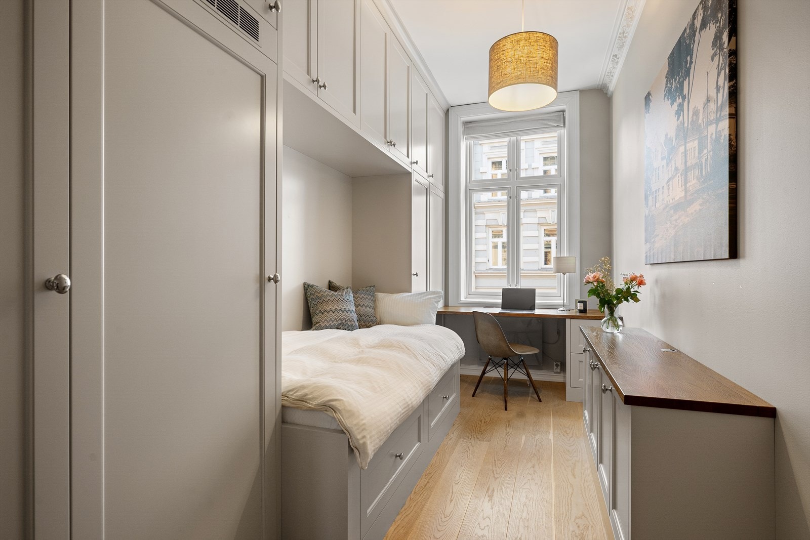 Leilighetens andre soverom ble pusset opp i september 2025 og fremstår som svært gjennomført. Galleribilde