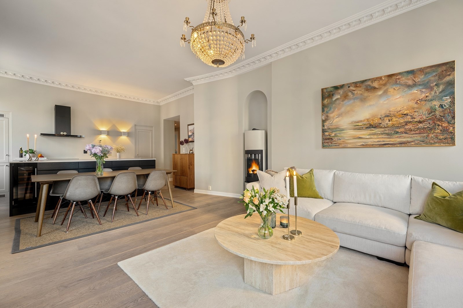 I stuen bidrar en imponerende takhøyde på ca. 3,08 meter til en ekstra luftig og storslått romfølelse. Galleribilde