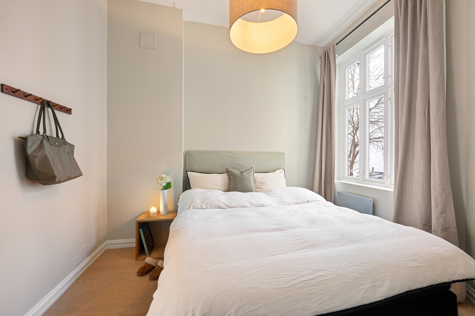 Rommet har store vindusflater og god takhøyde. Her har du flere innredningmuligheter. Galleribilde