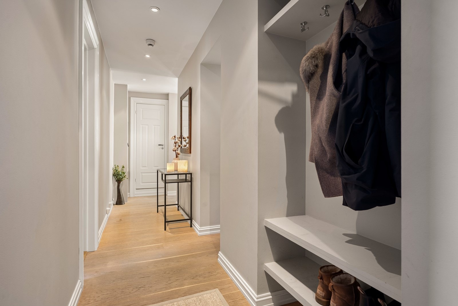 Velkommen inn! I leiligheten blir man møtt av en innbydende entré og gang med tilgang til de øvrige rommene. Galleribilde