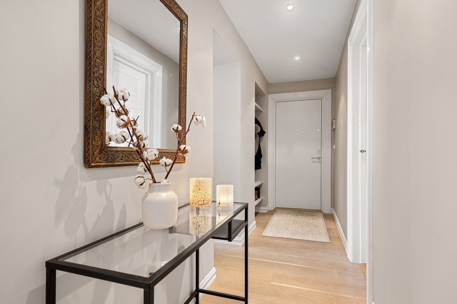 Det er etablert pratiske oppbevaringsløsning med god plass til yttertøy og sko. Alle overflater er profesjonelt sparklet og malt i 2021 i behagelige og dempede fargetoner. Galleribilde