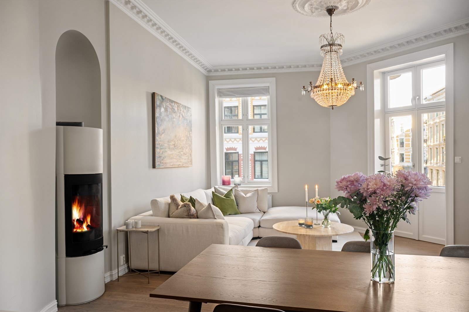 Leiligheten ligger i byggets 2 etasje med god plassering og kombinerer klassisk arkitektur med moderne kvalitet. Galleribilde