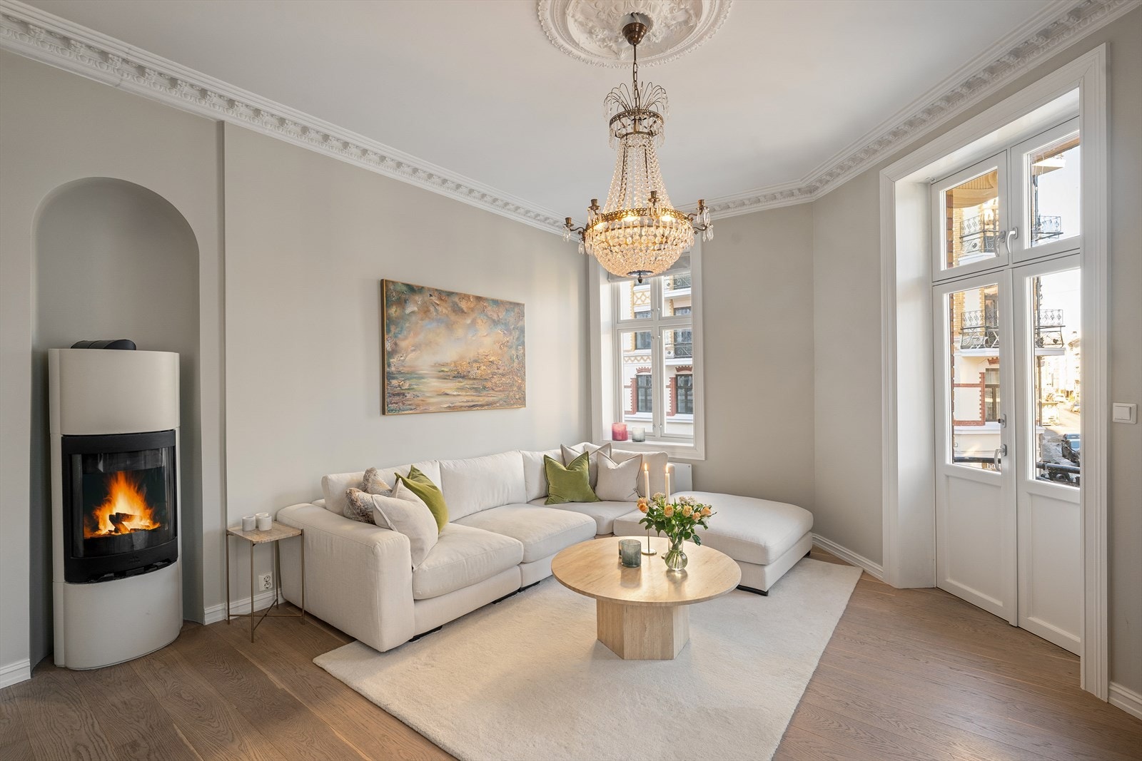 Alle vinduer er skiftet til antikvariske Byklevinduer, malt i originale farger utvendig i henhold til krav fra Byantikvaren, noe som ivaretar byggets historiske preg samtidig som det gir bedre isolasjonsevne Galleribilde