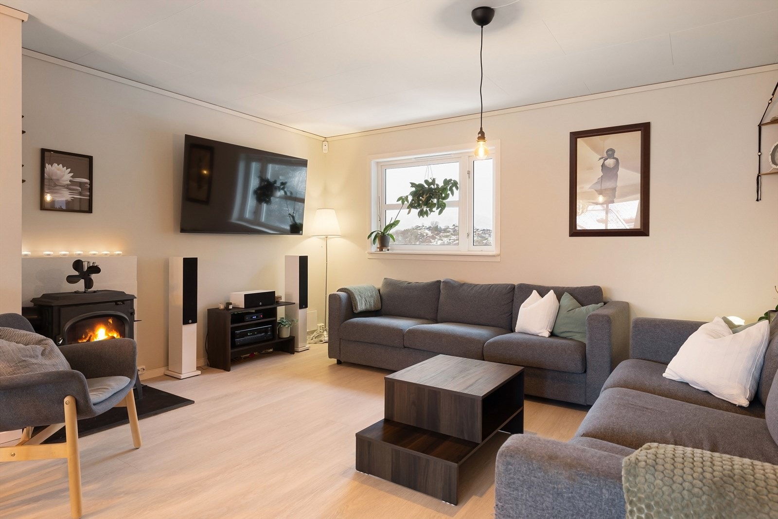 Stuen fremstår som romslig og praktisk Galleribilde