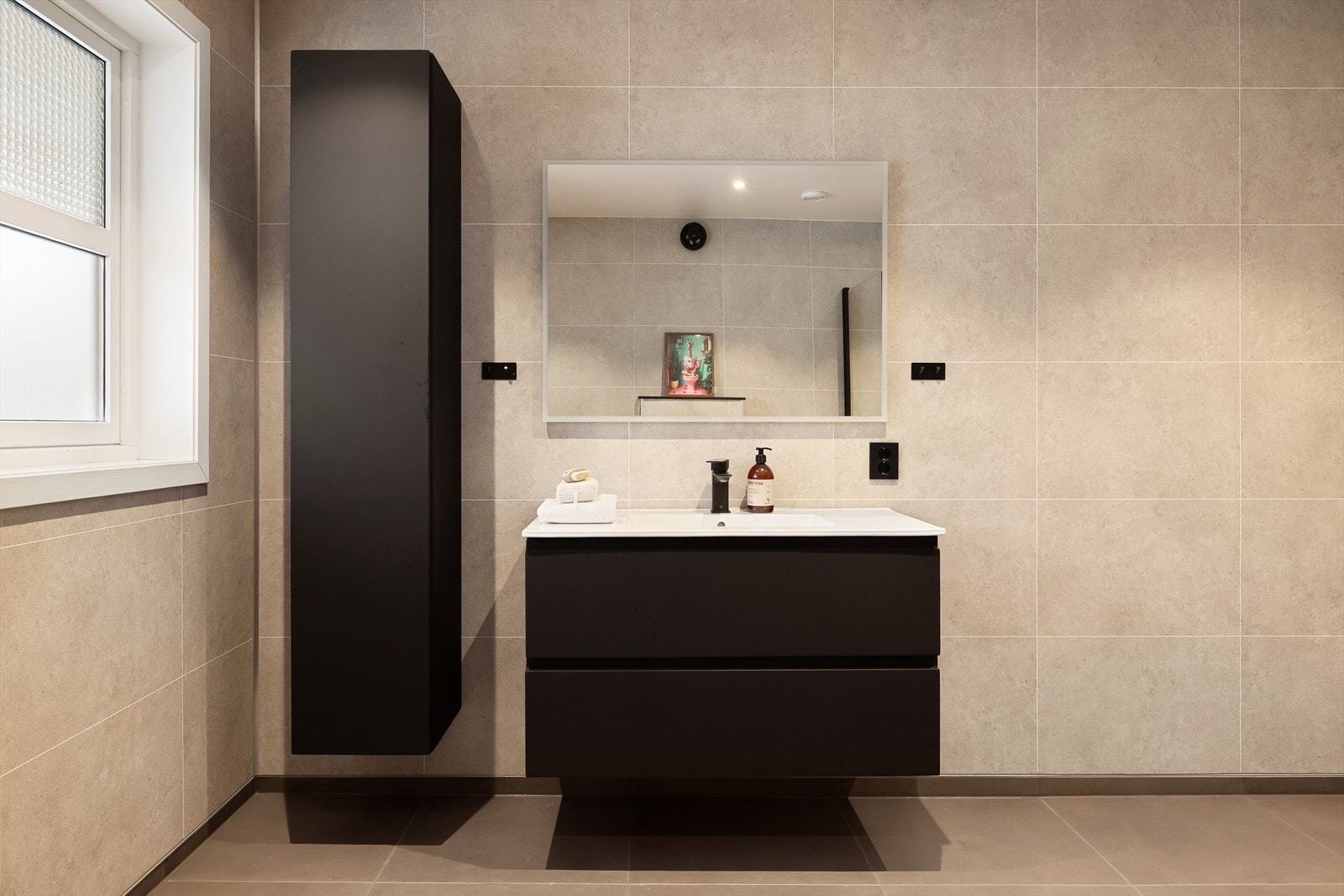 Med fliser på gulv og varmekabler er det en fryd å stå her og pusse tennene Galleribilde