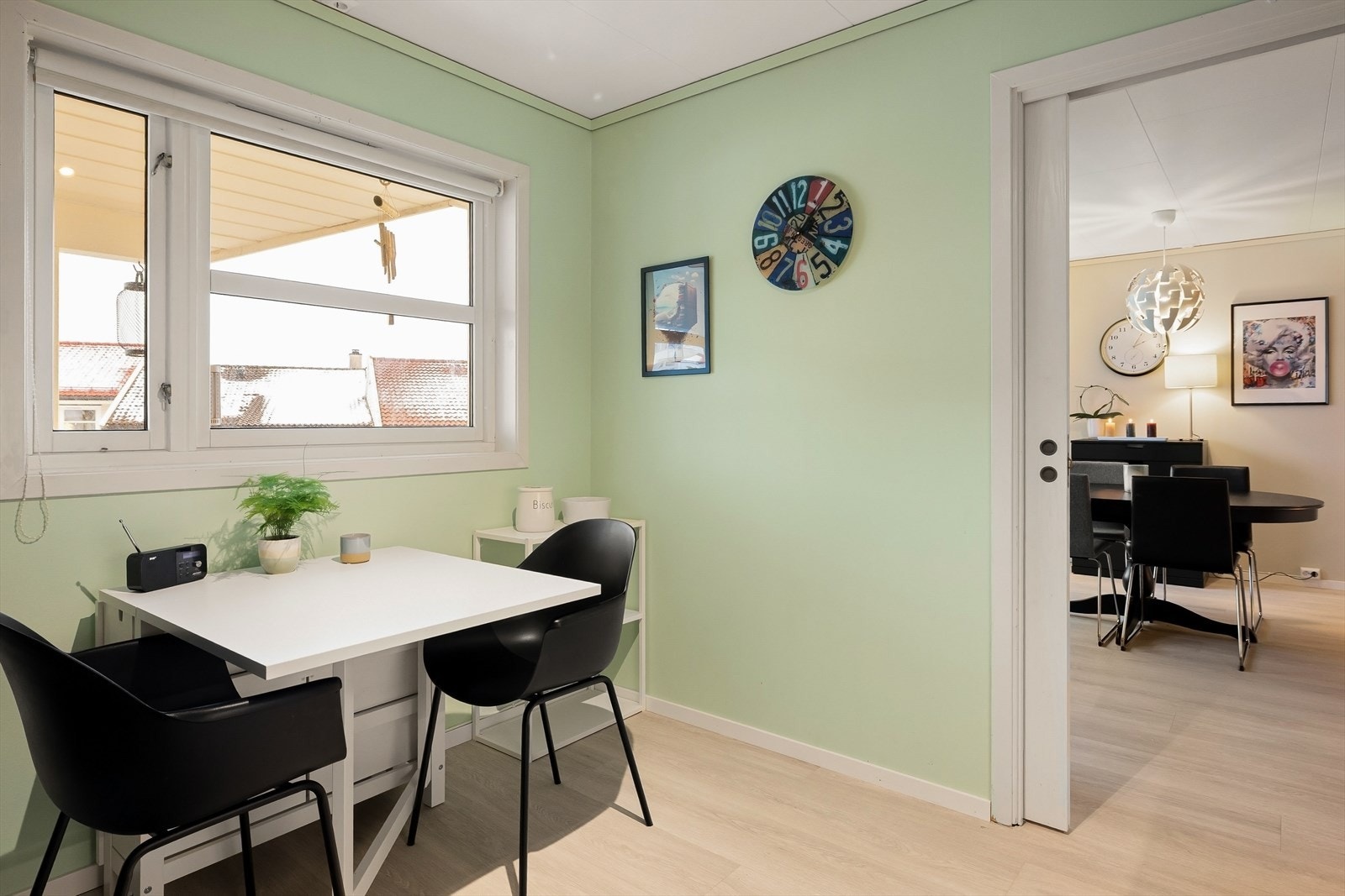 Trivelig liten sittegruppe på kjøkken Galleribilde