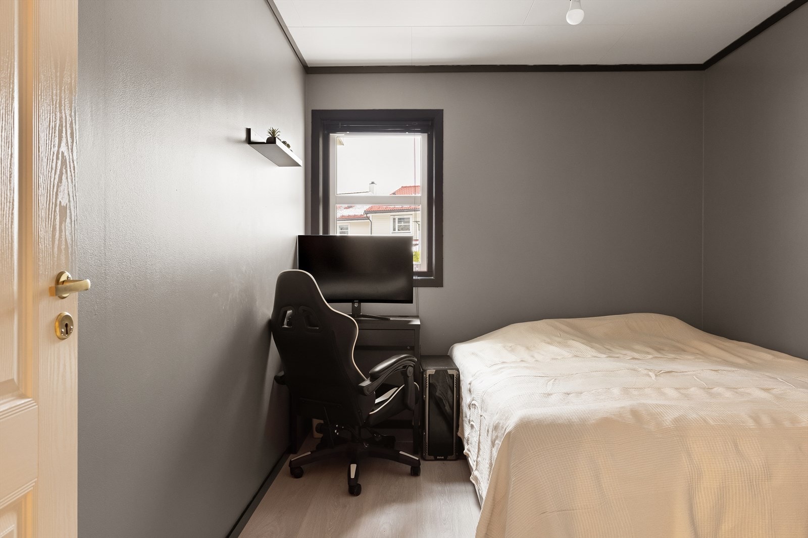 Rommet er innredet av selger som et soverom, men er opprinnelige en bod. Ombygging til boligareal er søknadspliktig. Galleribilde