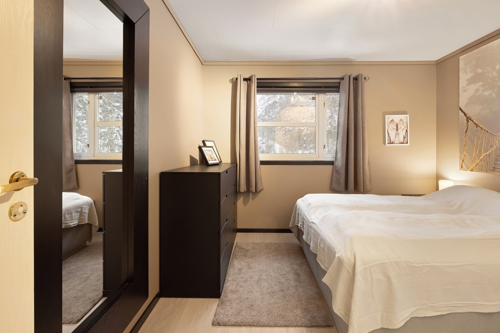 Flott hovedsoverom i 2 etg med romslig garderobe Galleribilde