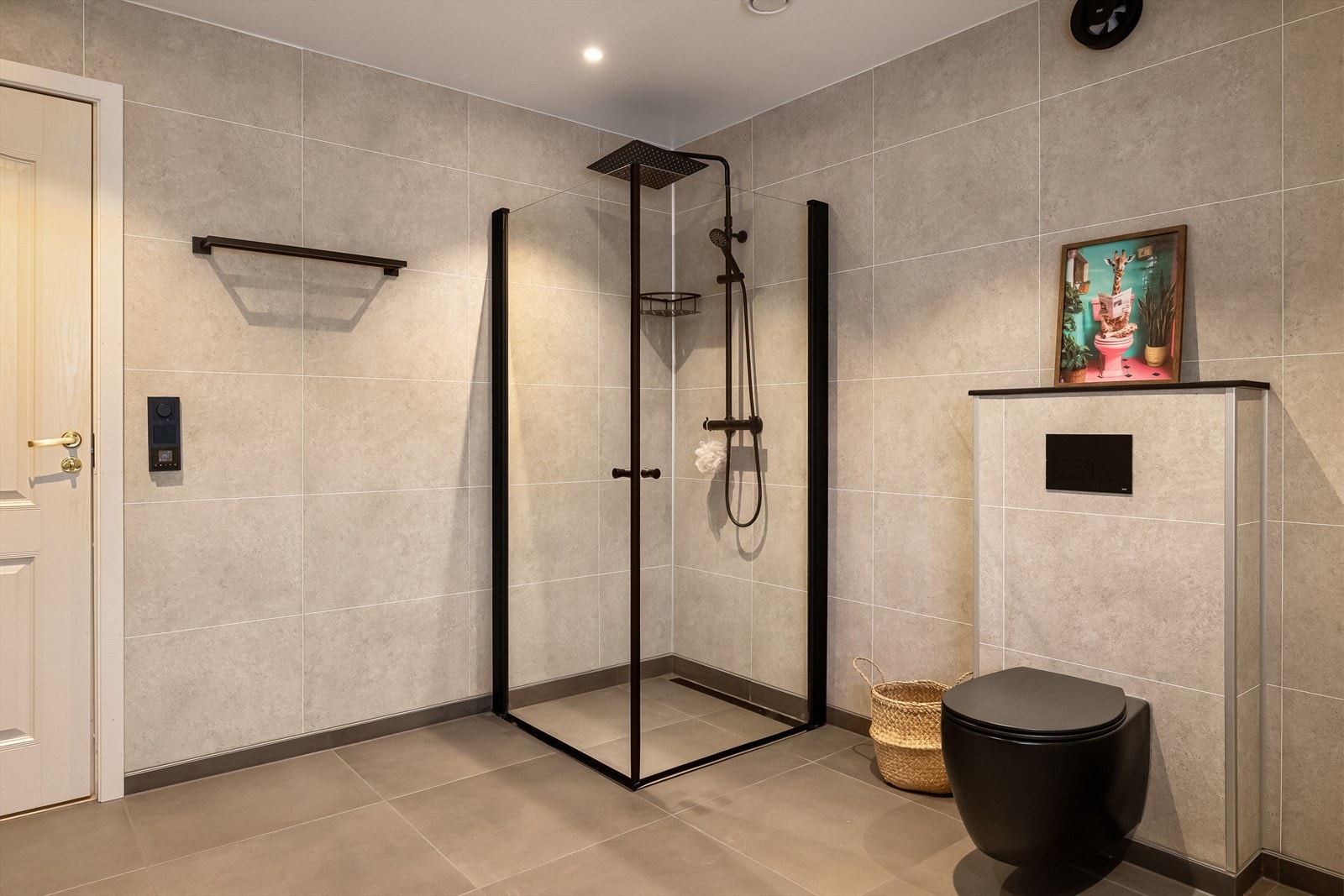 Baderomsinnredningen består av vegghengt toalett, servant og flott dusjhjørne Galleribilde