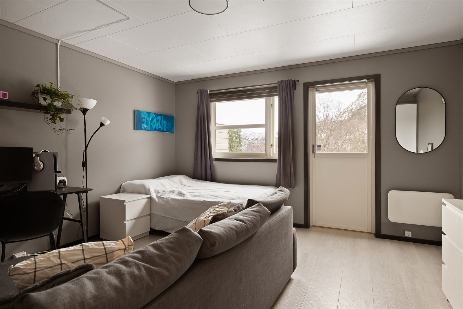 Flott kjellerstue med store vindusflater som gir mye naturlig lysinnslipp. Galleribilde