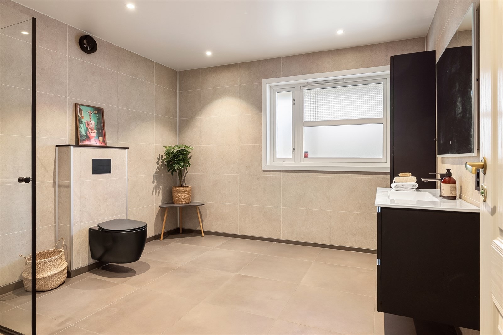 Romslig og delikat moderne bad Galleribilde