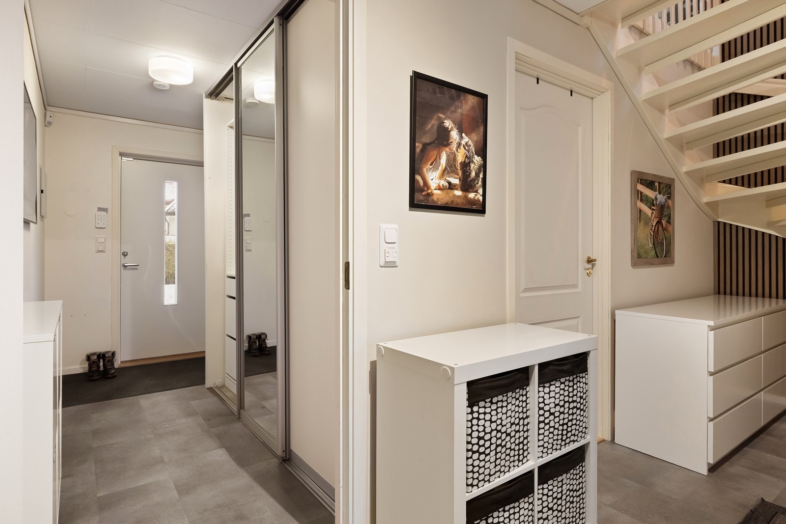 Lys og fin gang med garderobe for oppbevaring Galleribilde