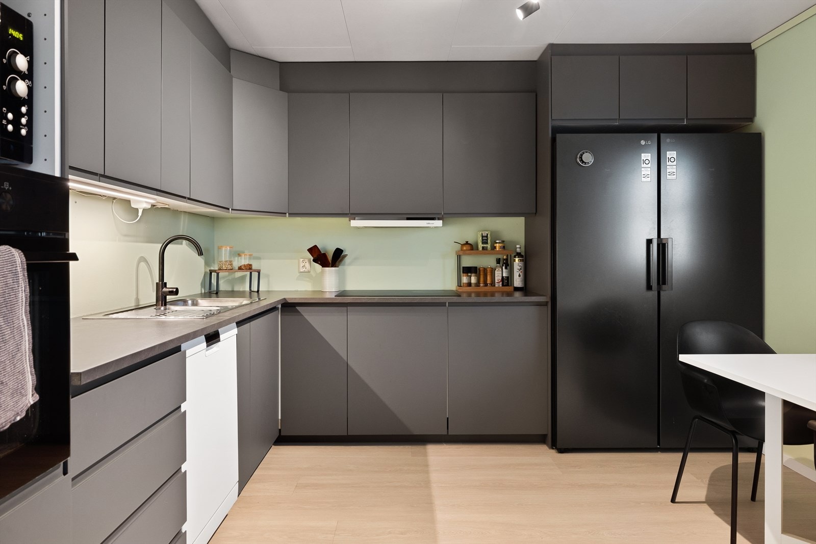 Fint kjøkken fra IKEA, Nye fronter og benkeplate fra 2024 Galleribilde