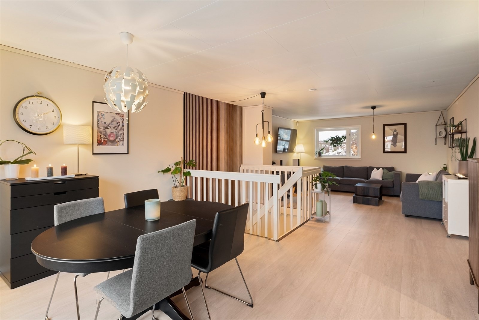 Kirkebirkeland | Flott Tomannsbolig med nydelig utsikt | To stk oppgraderte bad i 2024 | Garasje og biloppstilling m/elbil-lader Galleribilde