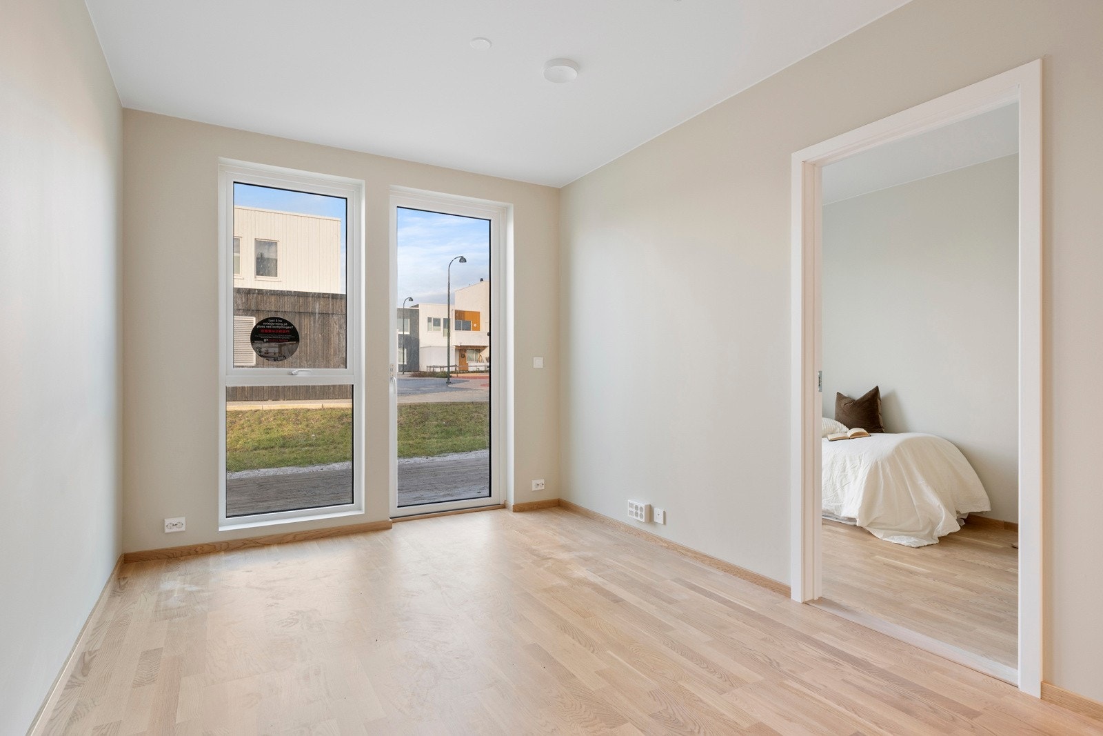 Det er utgang til uteområdet på baksiden av huset, og stuen er perfekt hvis man ønsker å trekke seg tilbake for litt egentid med en god bok eller film. Galleribilde