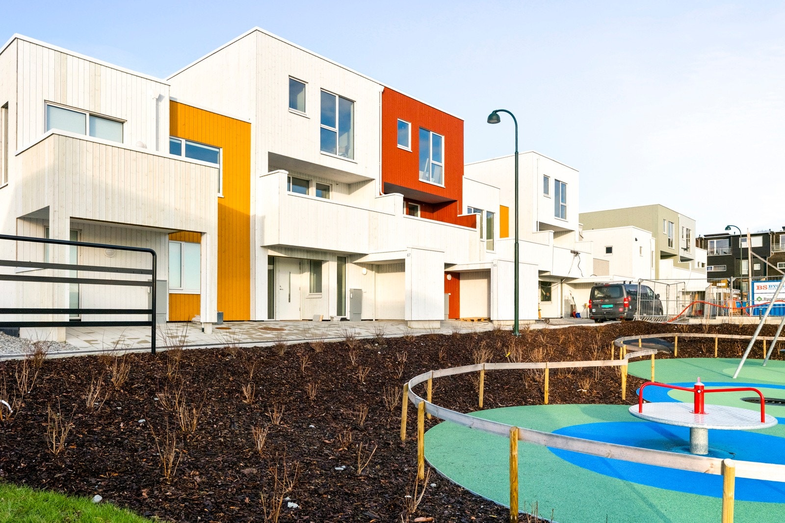 Det følger med en fast biloppstillingsplass i et felles garasjeanlegg, og i bakkant av garasjeplassen har rekkehuset en disponibel sykkelparkering. Galleribilde