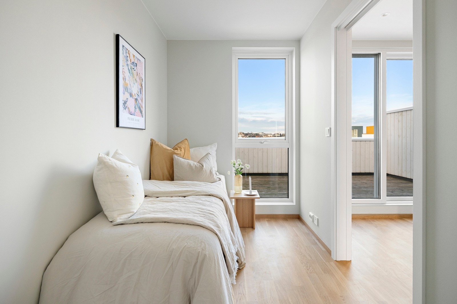 Det andre soverommet i etasjen er mindre i størrelse og egnes godt til barnerom, gjesterom eller kontor - alt etter behov. Galleribilde