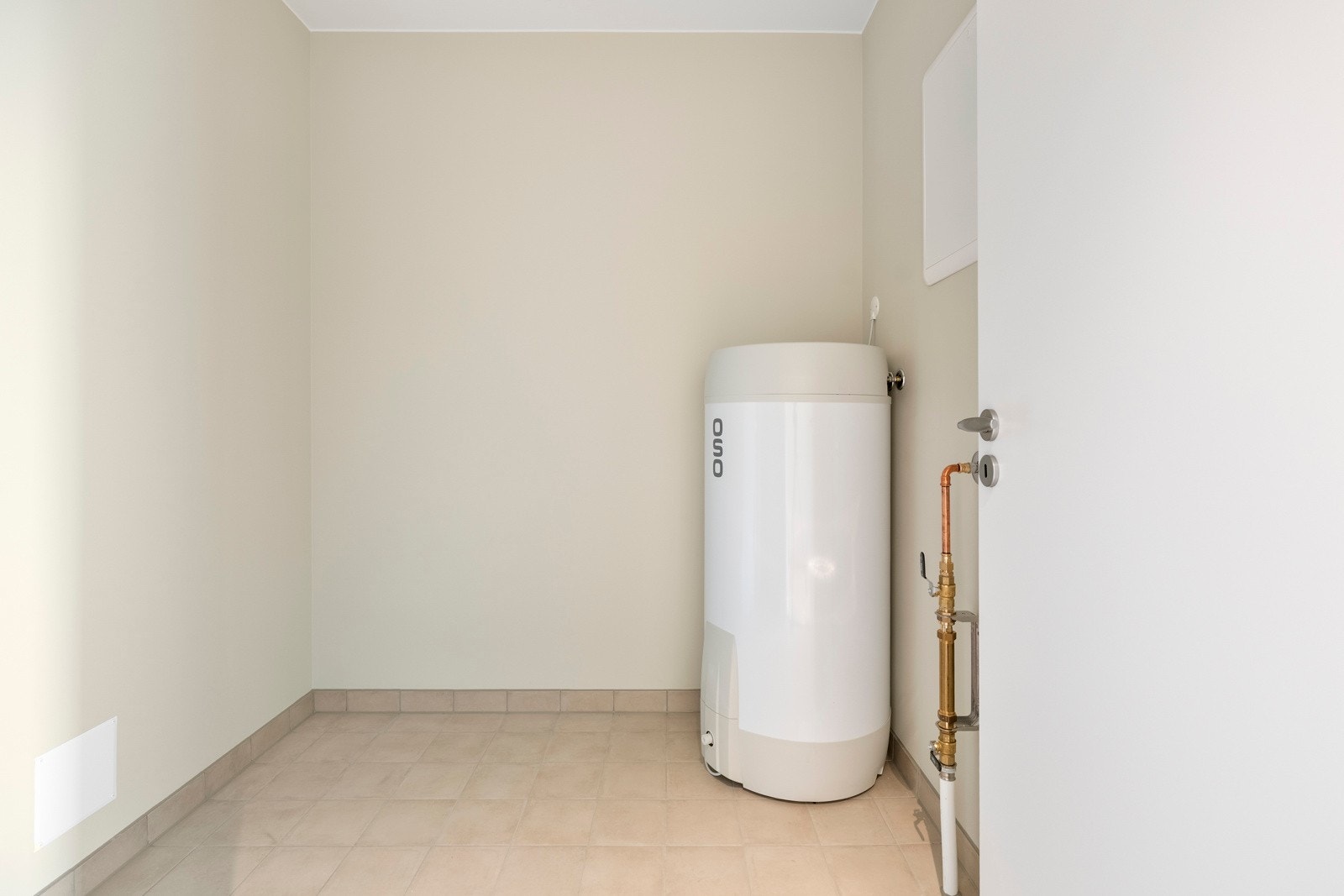 Tvers over gangen fra badet nede er det et teknisk rom med flislagt gulv, varmekabler og opplegg for vaskemaskin. Galleribilde