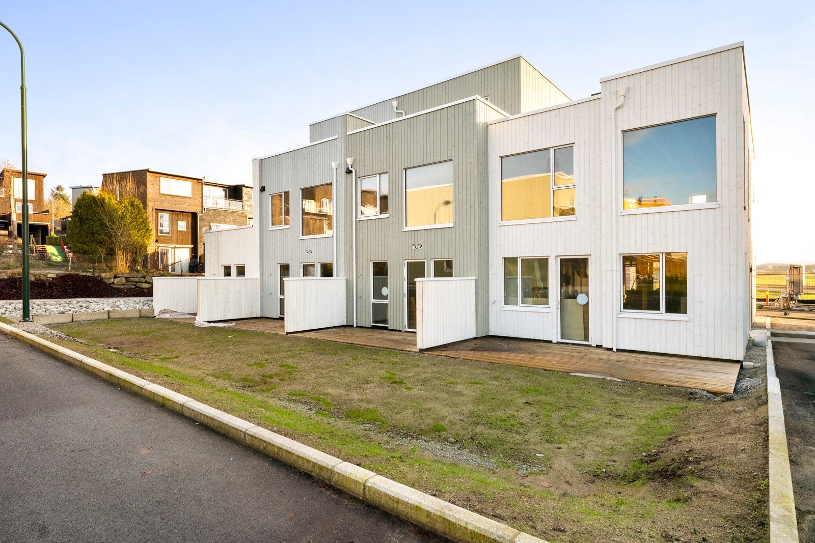 Området er luftig og bilfritt, med umiddelbar nærhet til dagligvare og en rekke lekeplasser. Galleribilde