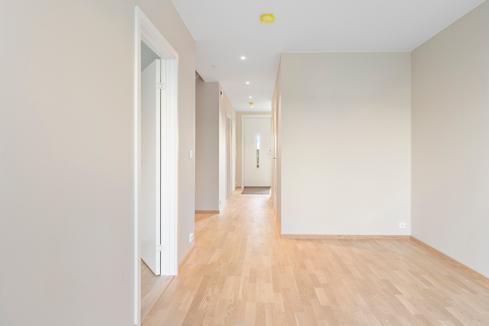 I første etasje finner man en lys og hyggelig stue med parkettgulv - et ekstra oppholdsrom for lek, avslapning og vennebesøk. Galleribilde