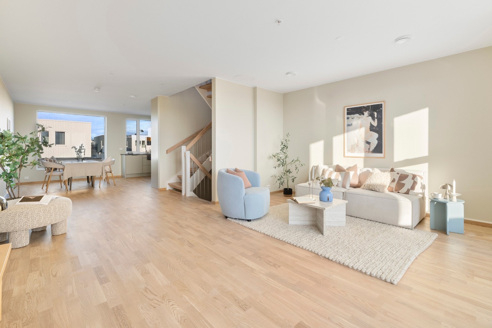 Hele andre etasje består av et åpent og virkelig lekkert allrom med stue og kjøkken. Galleribilde