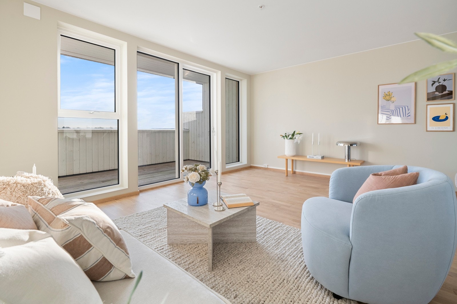 En stor skyvedør i glass fører ut til en solfylt balkong, og om sommeren kan man nærmest viske bort skille mellom inne og ute. Galleribilde