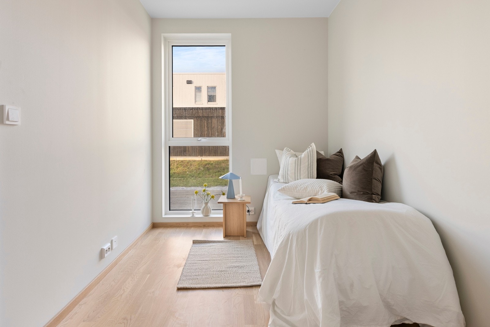 De to andre soverommene finner vi i første etasje. Store vinduer slipper inn godt med lys. Galleribilde