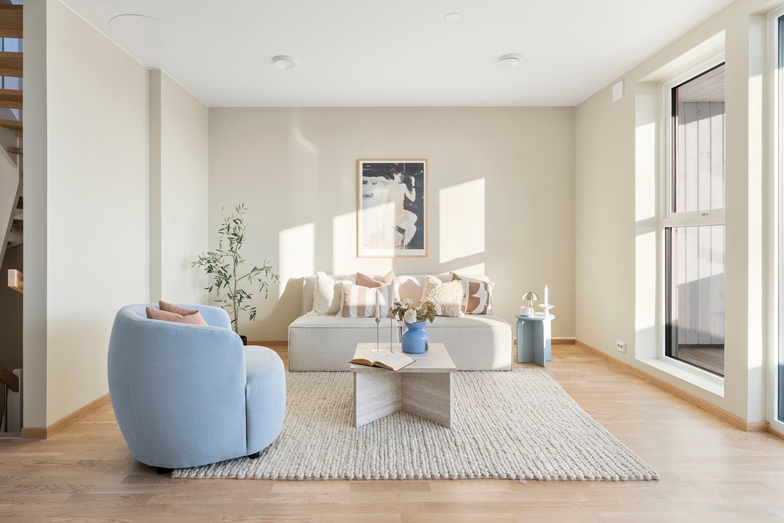 Det er store vinduer på begge sider av rommet, noe som gir fin utsikt og et flott gjennomlys i stuen. Galleribilde