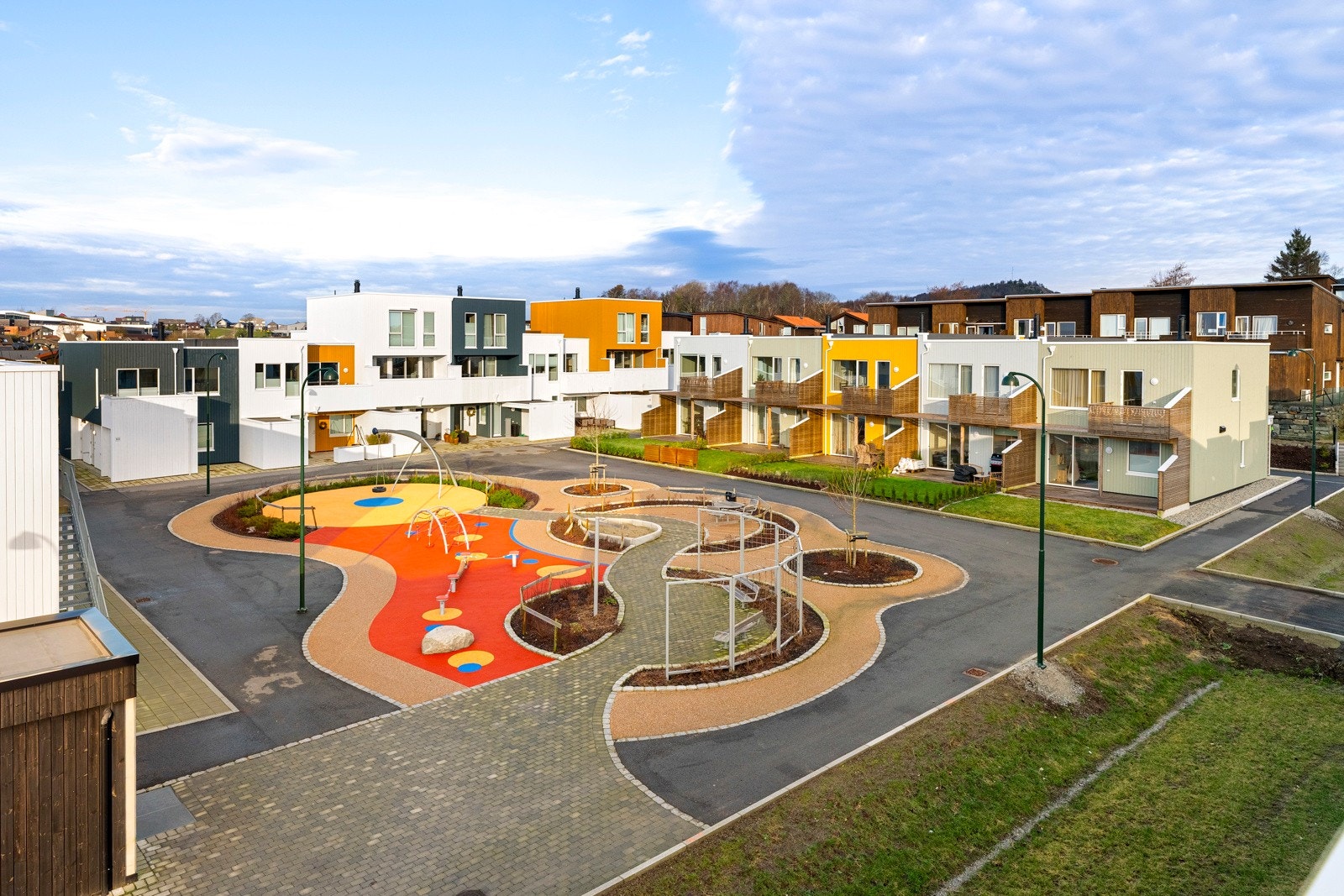 Her kan du flytte rett inn i en gjennomført bolig med sentral og barnevennlig beliggenhet, like ved buss, dagligvare og lekeplasser. Galleribilde