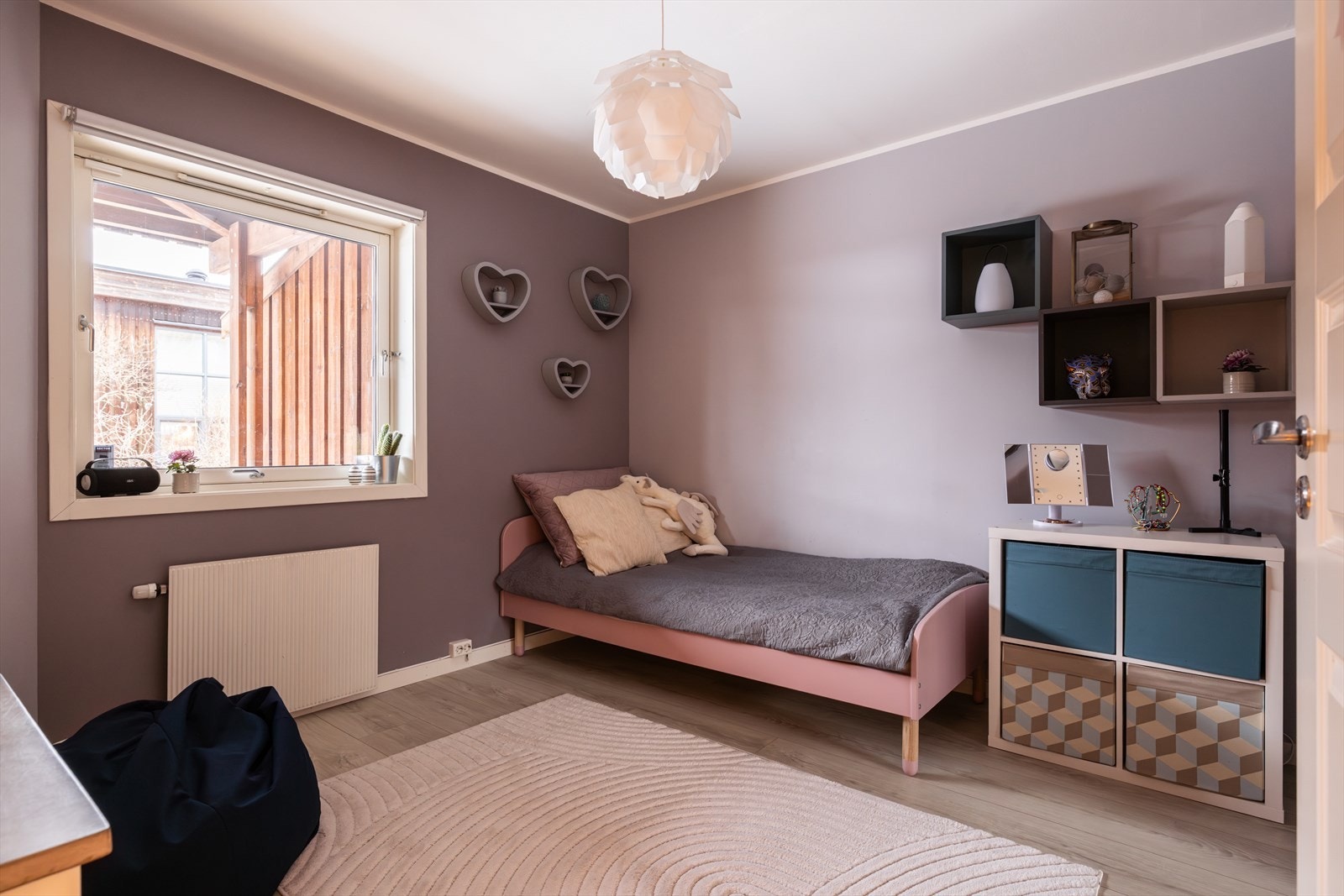 Det første soverommet i 1. etasje har god plass til seng og oppbevaringsmøbler. Galleribilde