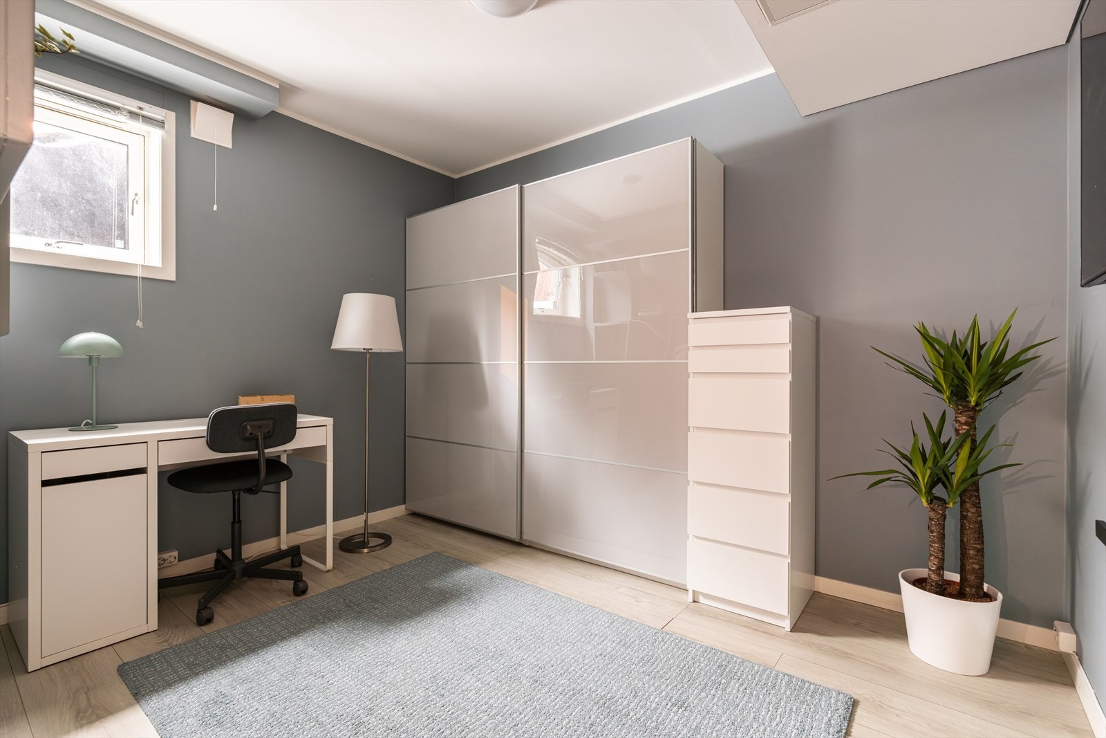 Et praktisk rom som brukes som kontor gir en ideell arbeidsplass for hjemmearbeid. Galleribilde