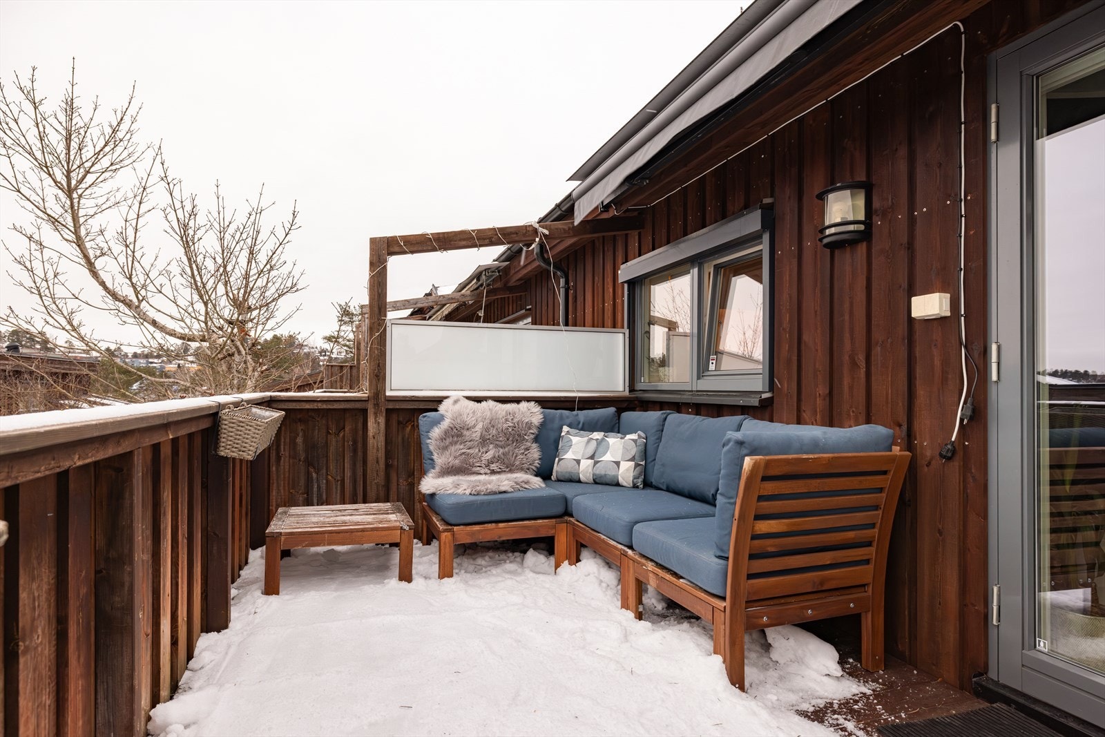 Den nordvestvendte balkongen på 10 m² har plass til en sittegruppe og er utstyrt med elektrisk markise. Galleribilde