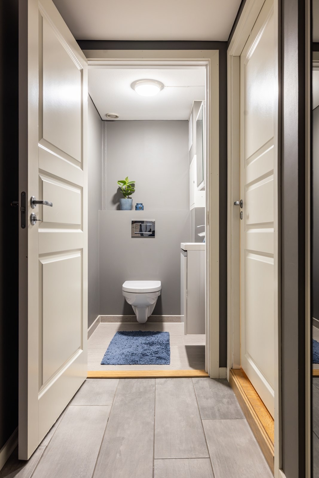 I tilknytning til gangen finnes et separat toalettrom, også pusset opp i 2018. Galleribilde