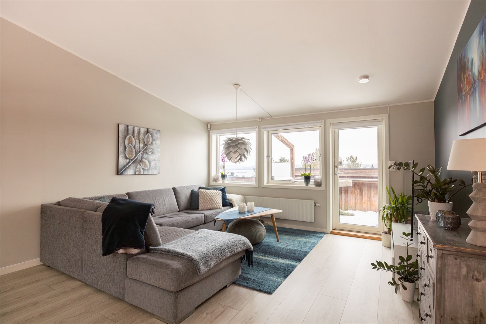 Store vindusflater slipper inn rikelig med lys, og radiatorer sørger for jevn varme. Galleribilde