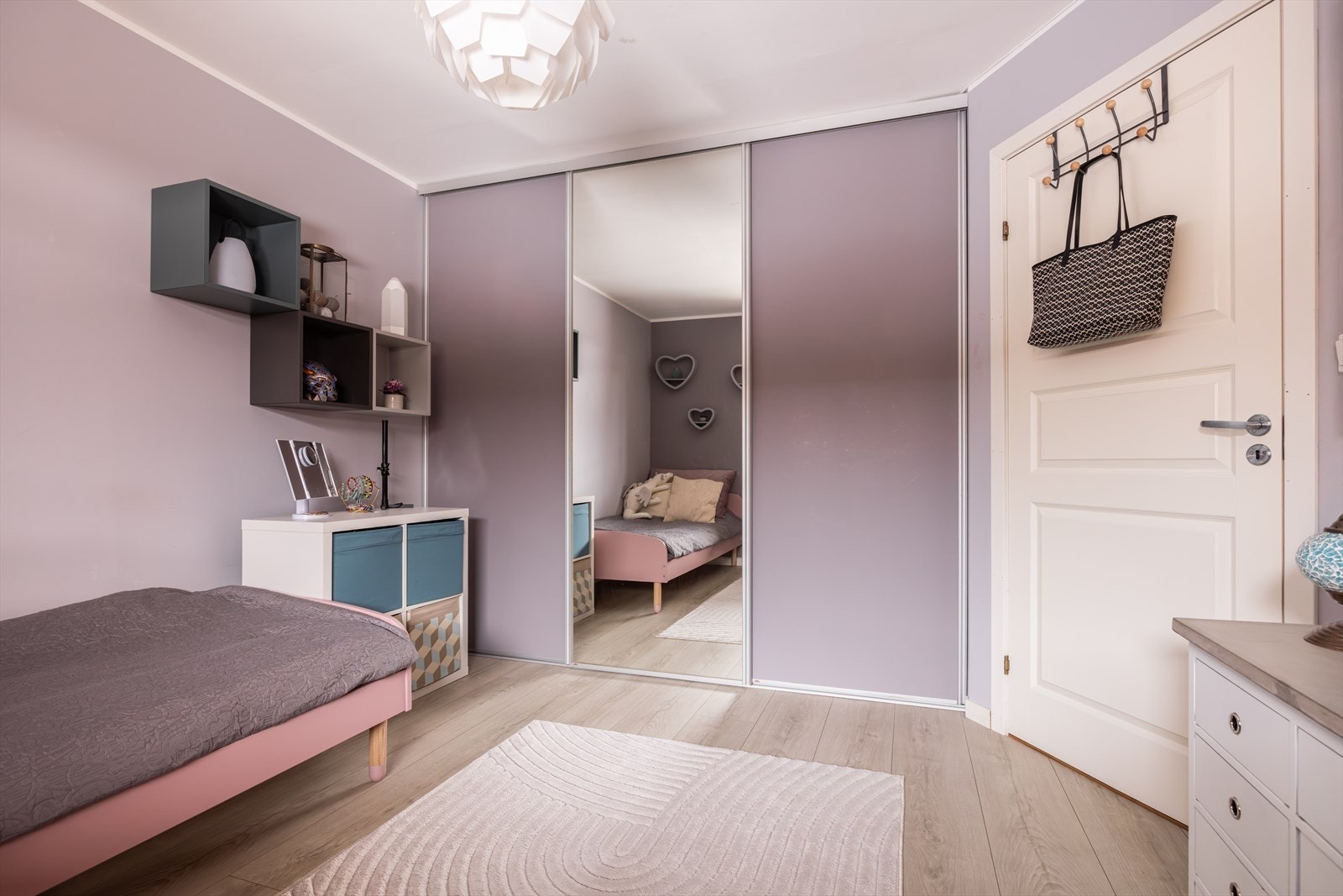 En romslig skyvedørsgarderobe gir rikelig med lagringsplass. Galleribilde