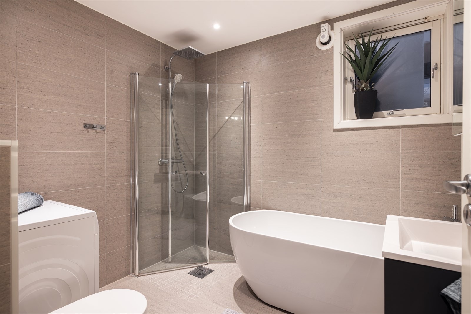 Badet ble totalrenovert i 2018 av Follo Mesterbad AS og har både badekar og dusj. Galleribilde