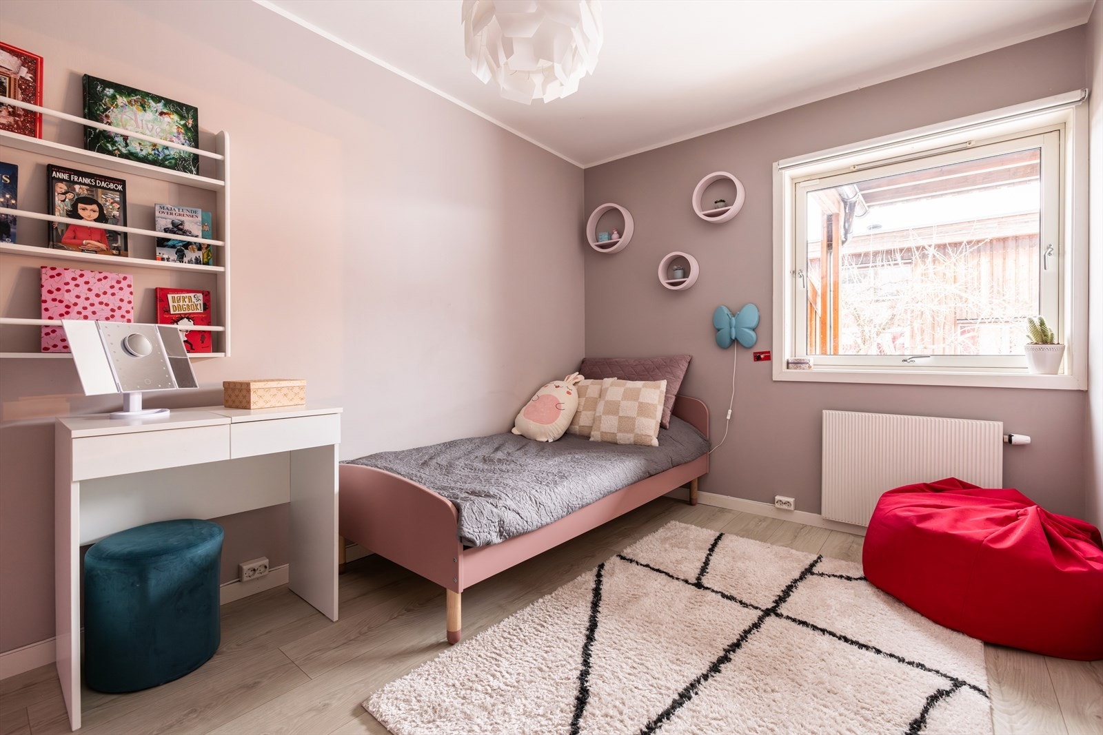 Det andre rommet har laminatgulv og malte overflater, klart for personlig preg. Galleribilde