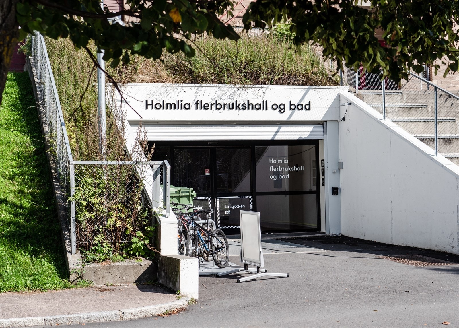 Holmlia flerbrukshall og bad ligger i nærheten, med tilbud for hele familien. Galleribilde