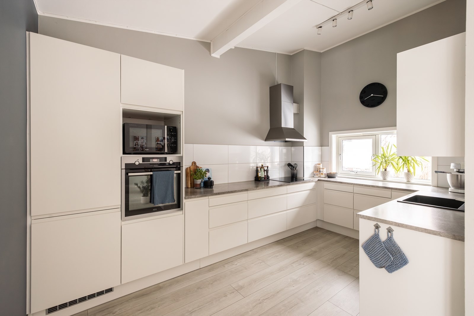 Lekkert kjøkken fra 2018 med en stilren innredning med integrerte hvitevarer. Galleribilde