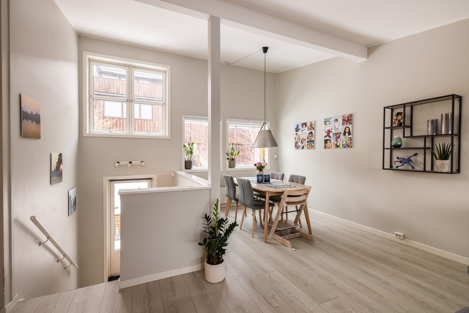 Her oppe møtes du av en åpen og luftig løsning med plass til en hyggelig spiseplass. Galleribilde