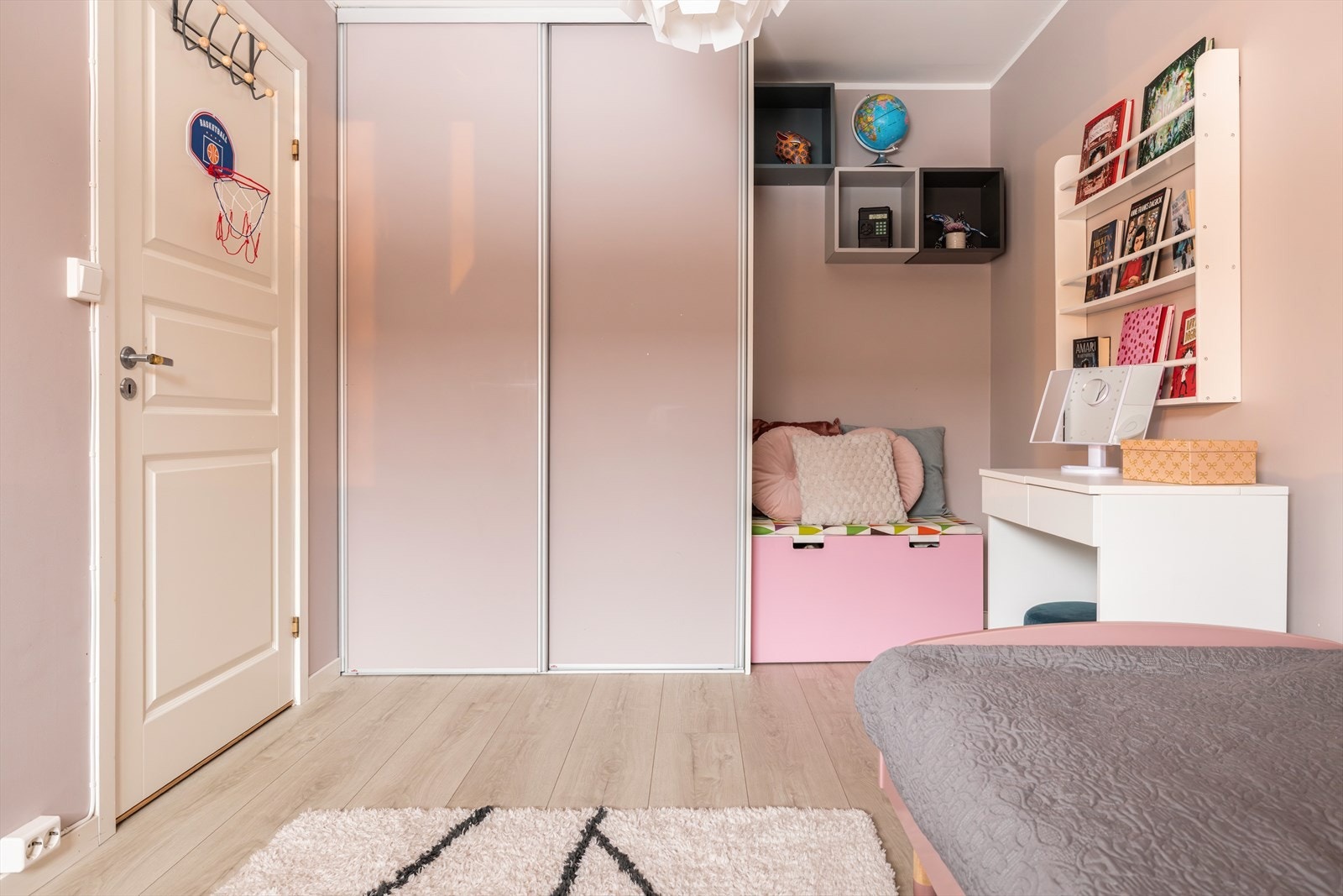 De innvendige dørene er pressede fyllingsdører med tre speil, fra 2018. Galleribilde