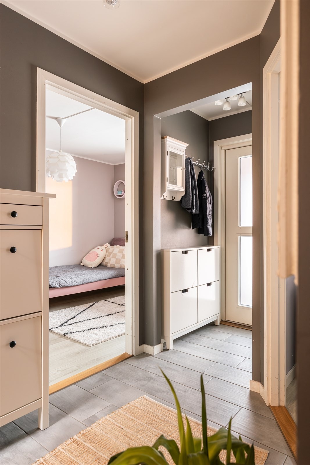 Gangen binder sammen rommene i etasjen og har god plass til oppbevaring. Galleribilde