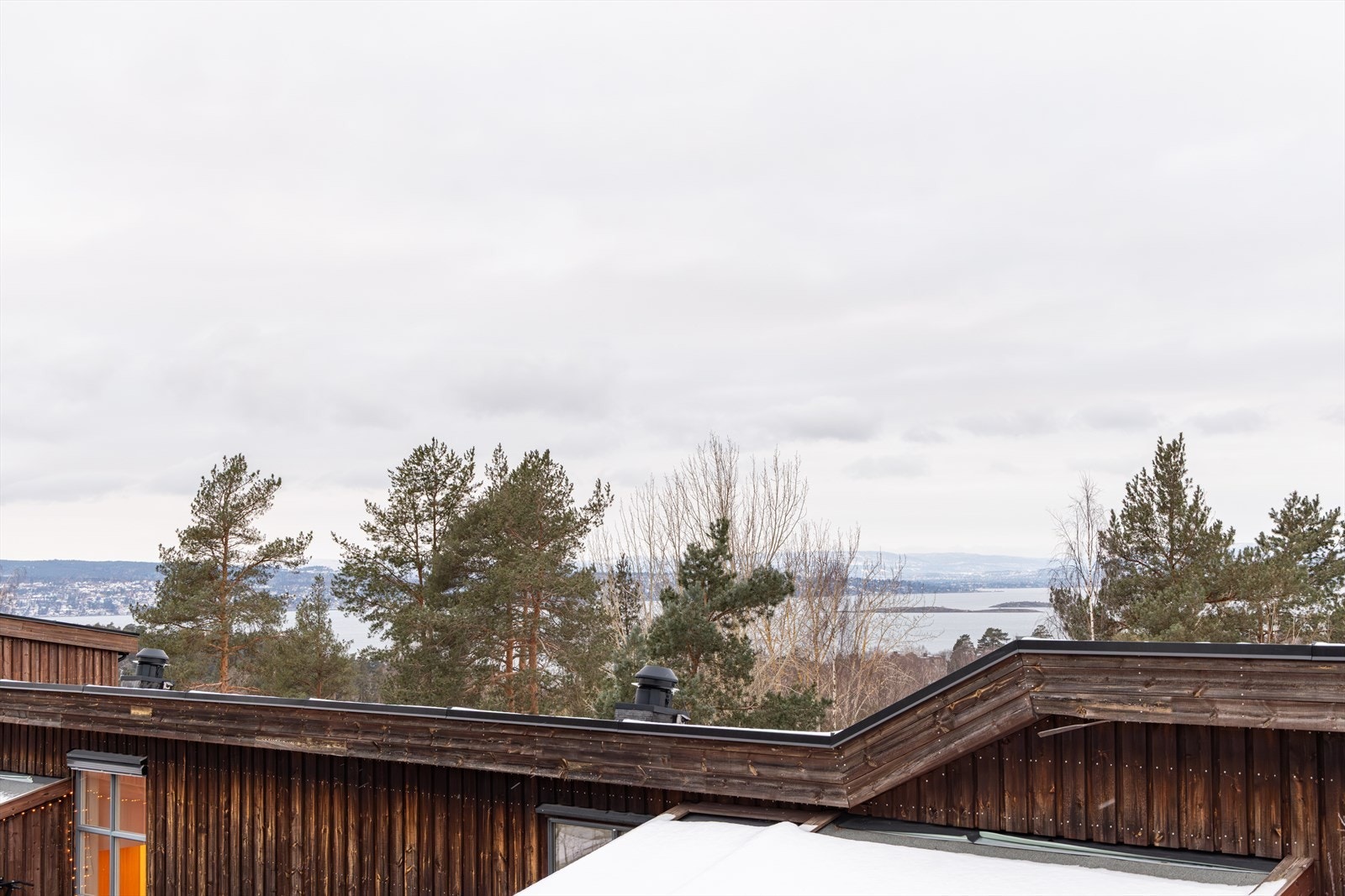 Fra balkongen er det en åpen og fin utsikt over nærområdet og mot fjorden. Galleribilde