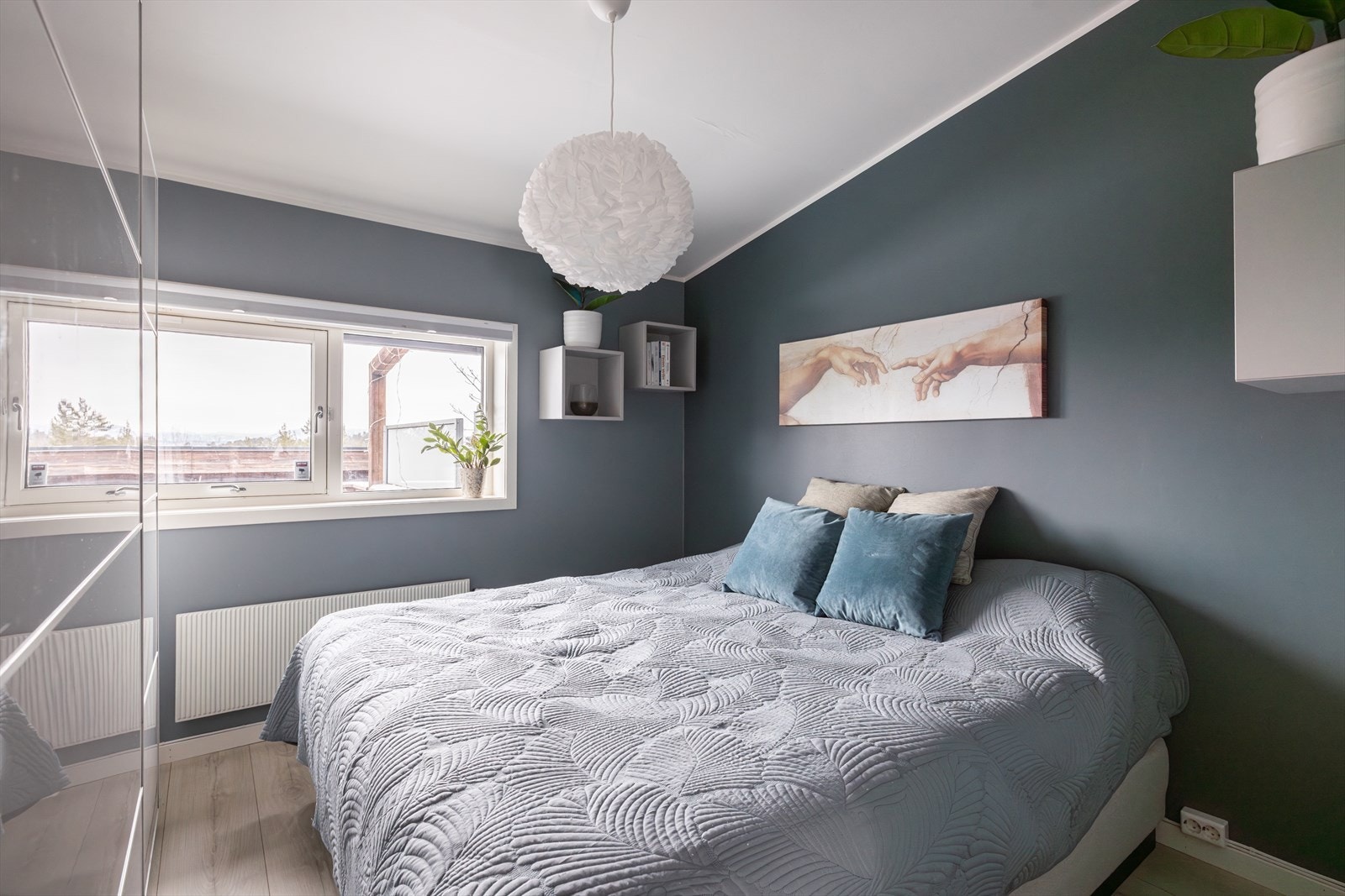 Romslig soverom med garderobeskap og plass til dobbeltseng samt nattbord. Galleribilde